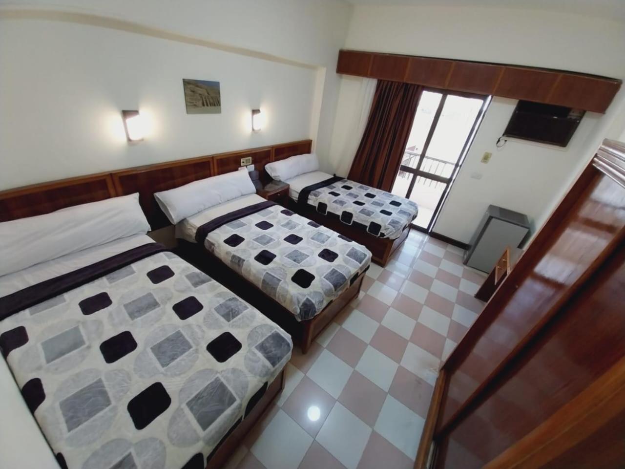 Hotel Merry Land & Roof Nile Restaurant Luxor
