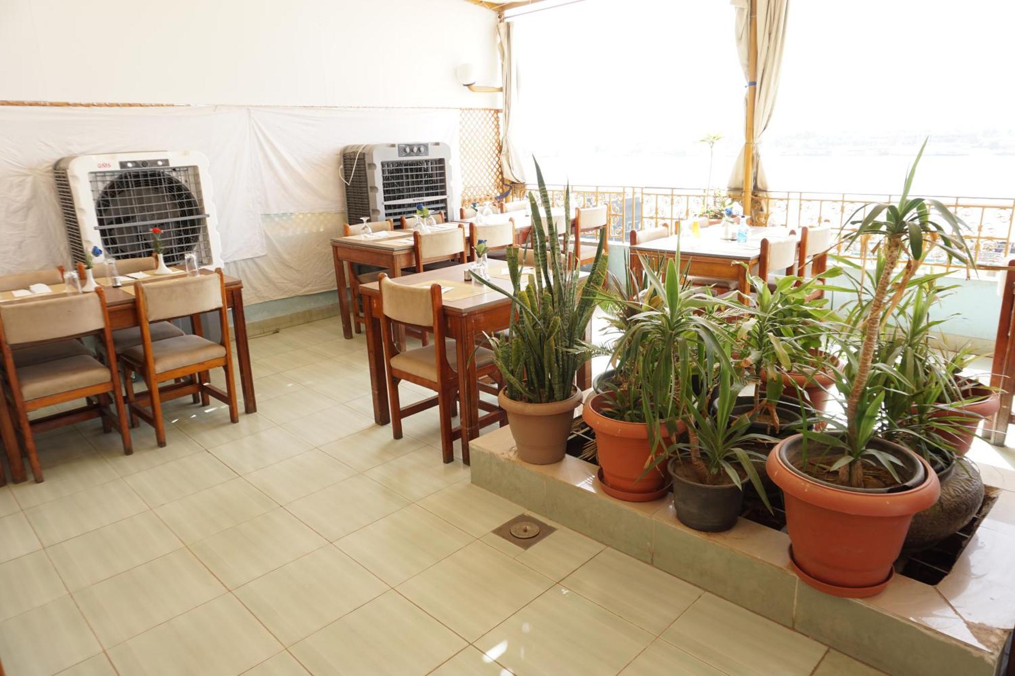 Merry Land & Roof Nile Restaurant 2*