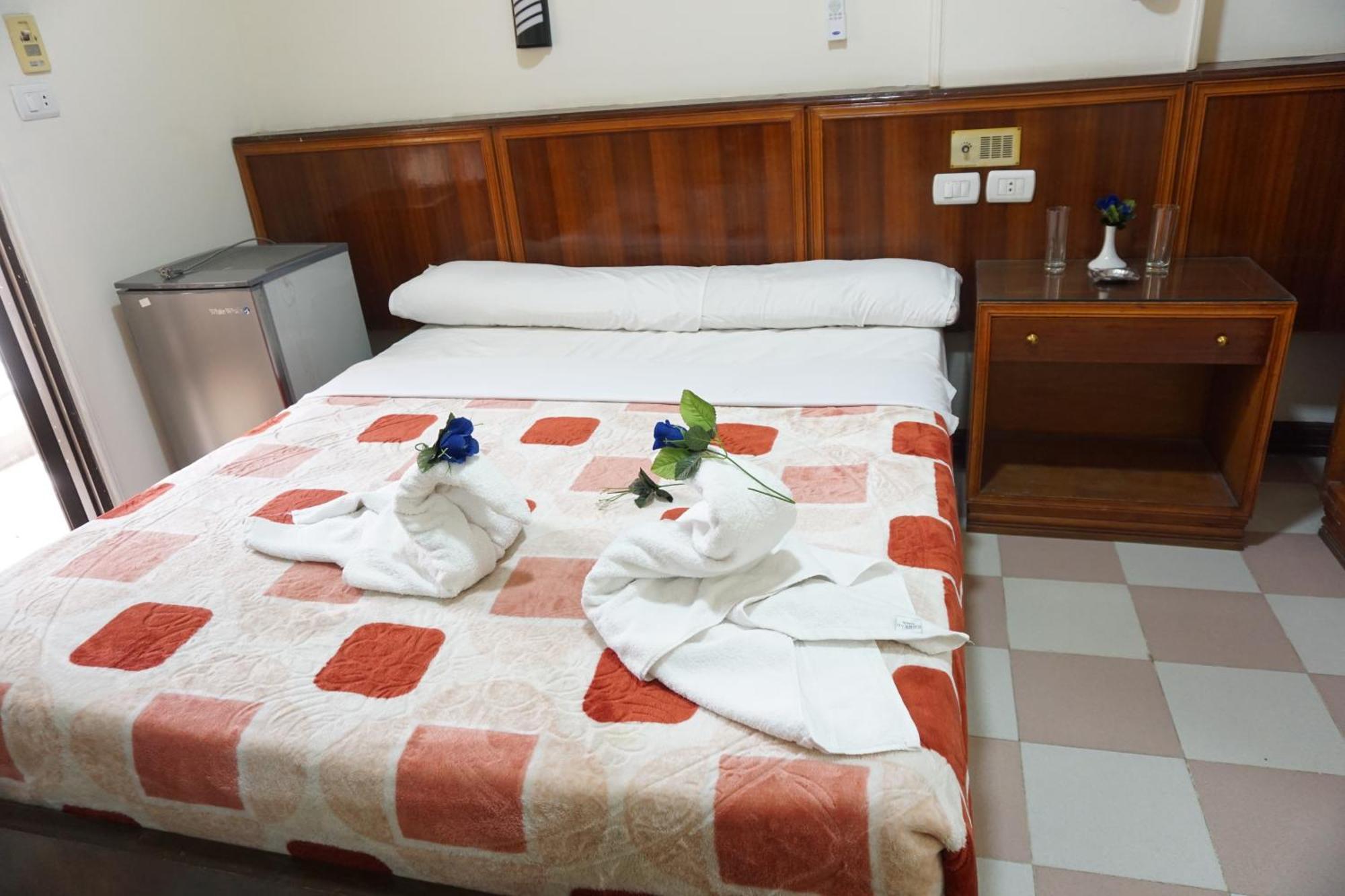Merry Land & Roof Nile Restaurant Hotel