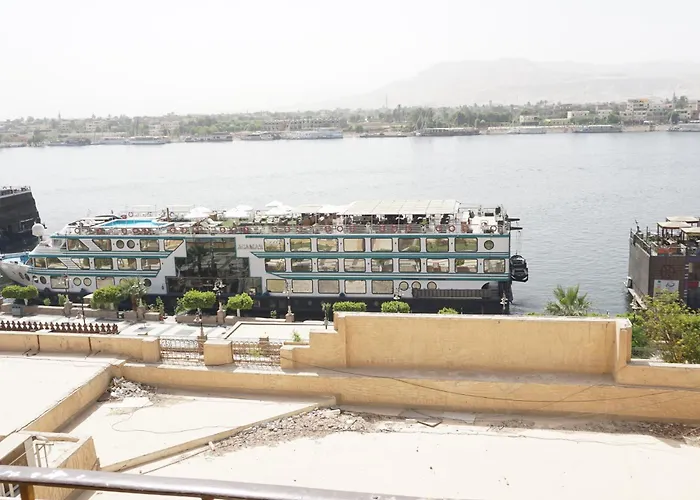 Merry Land Hotel & Roof Top Nile Restaurant Luxor