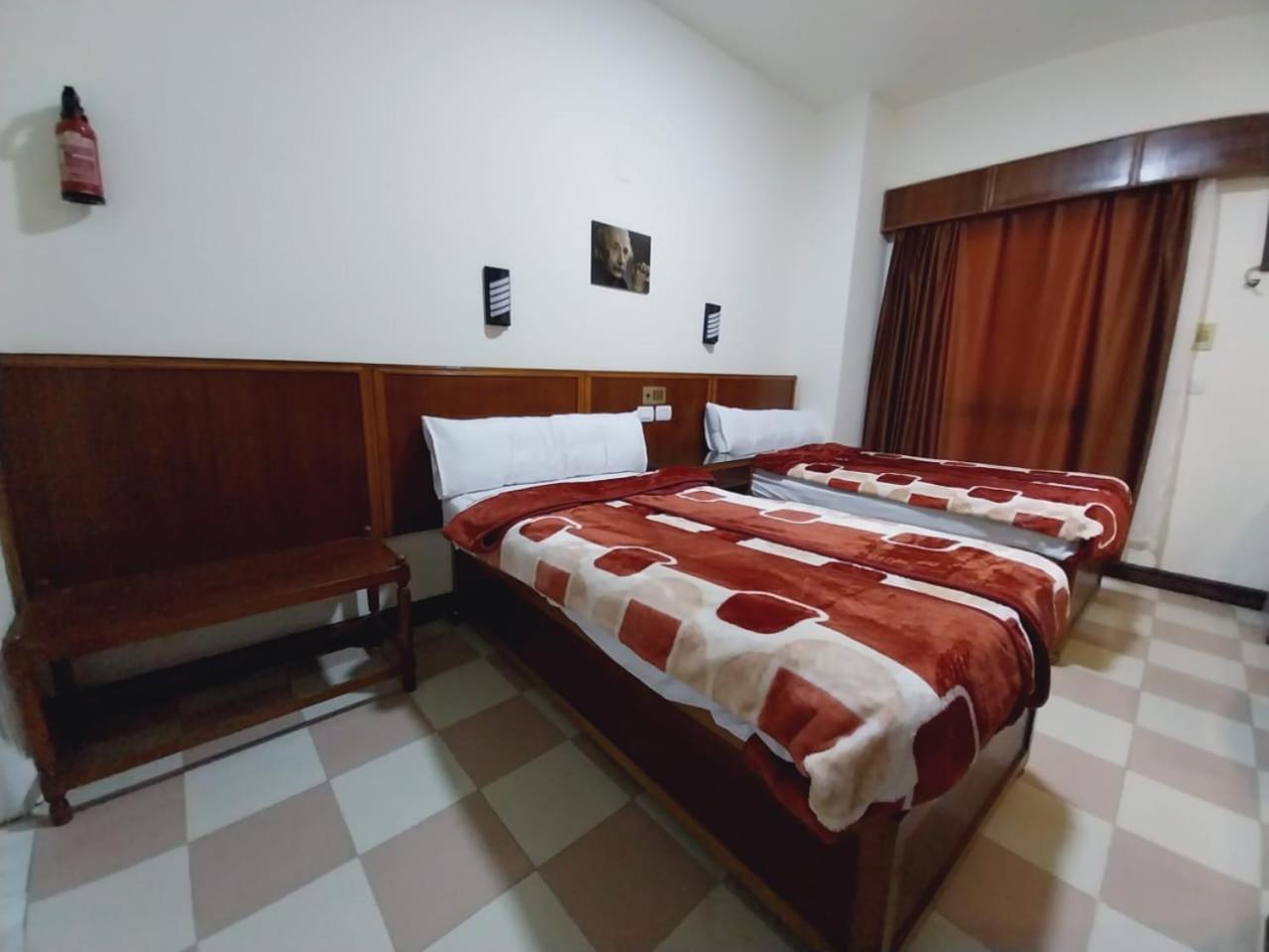 Merry Land & Roof Nile Restaurant Отель