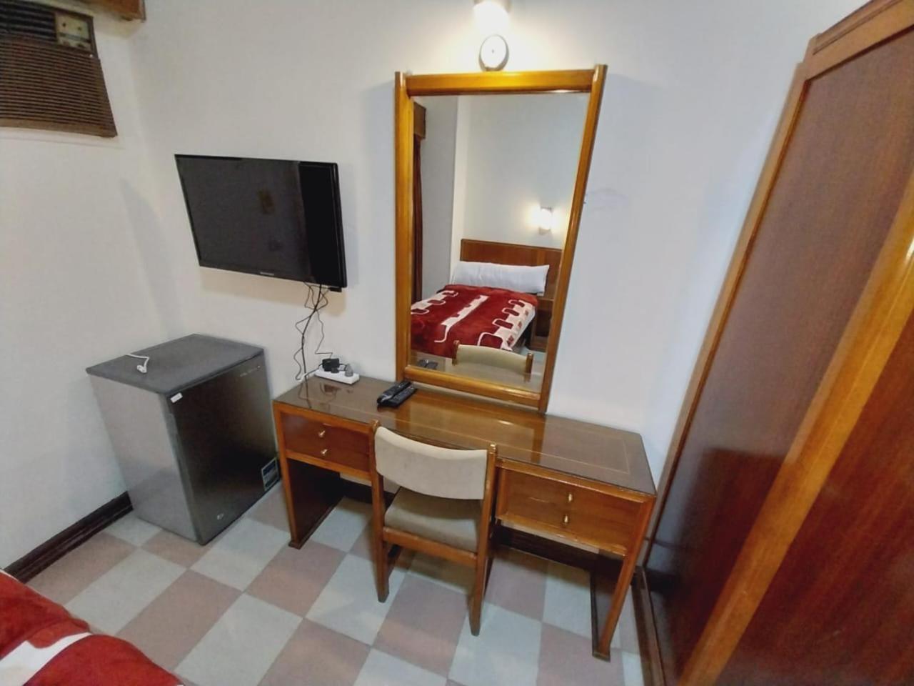 Merry Land & Roof Nile Restaurant Отель 2*