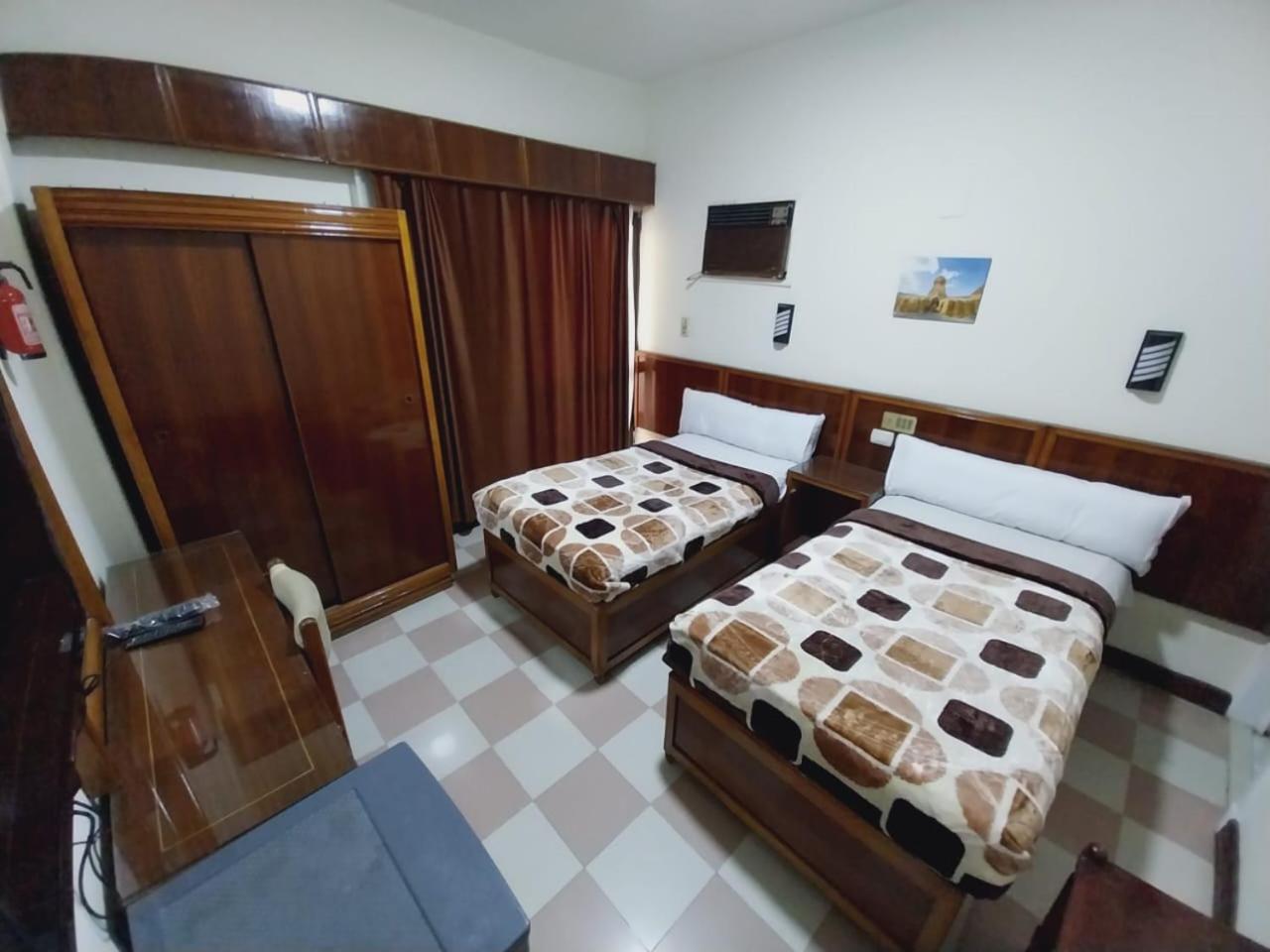 Hotel Merry Land & Roof Nile Restaurant