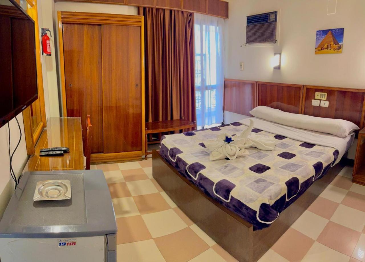 Merry Land & Roof Nile Restaurant Отель 2*