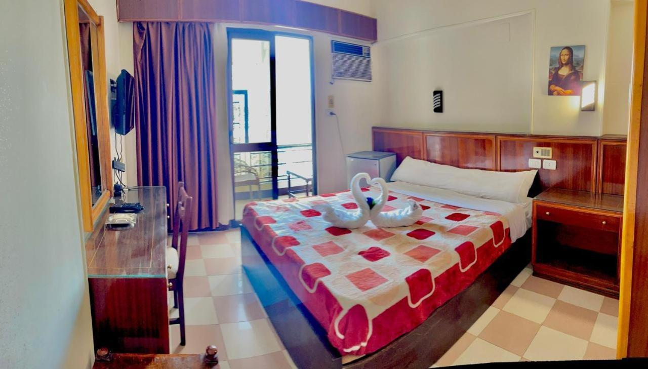 Merry Land & Roof Nile Restaurant 2*