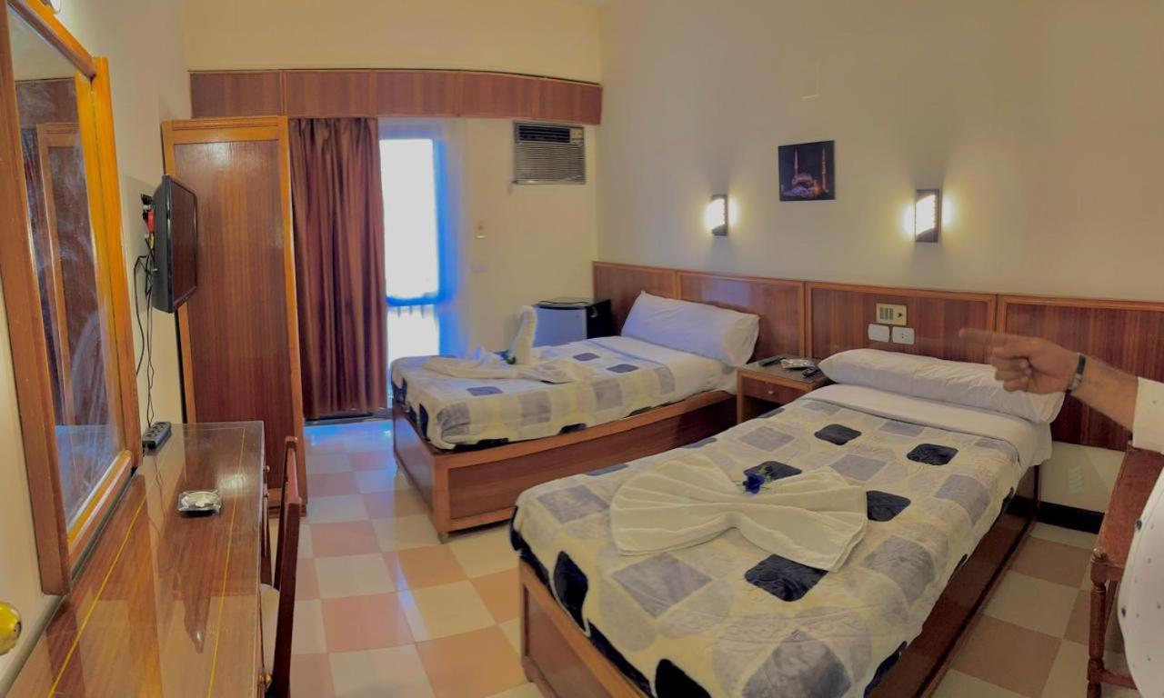 Merry Land & Roof Nile Restaurant Отель