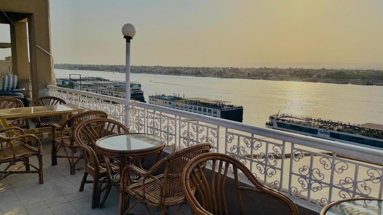 Merry Land & Roof Nile Restaurant 2*