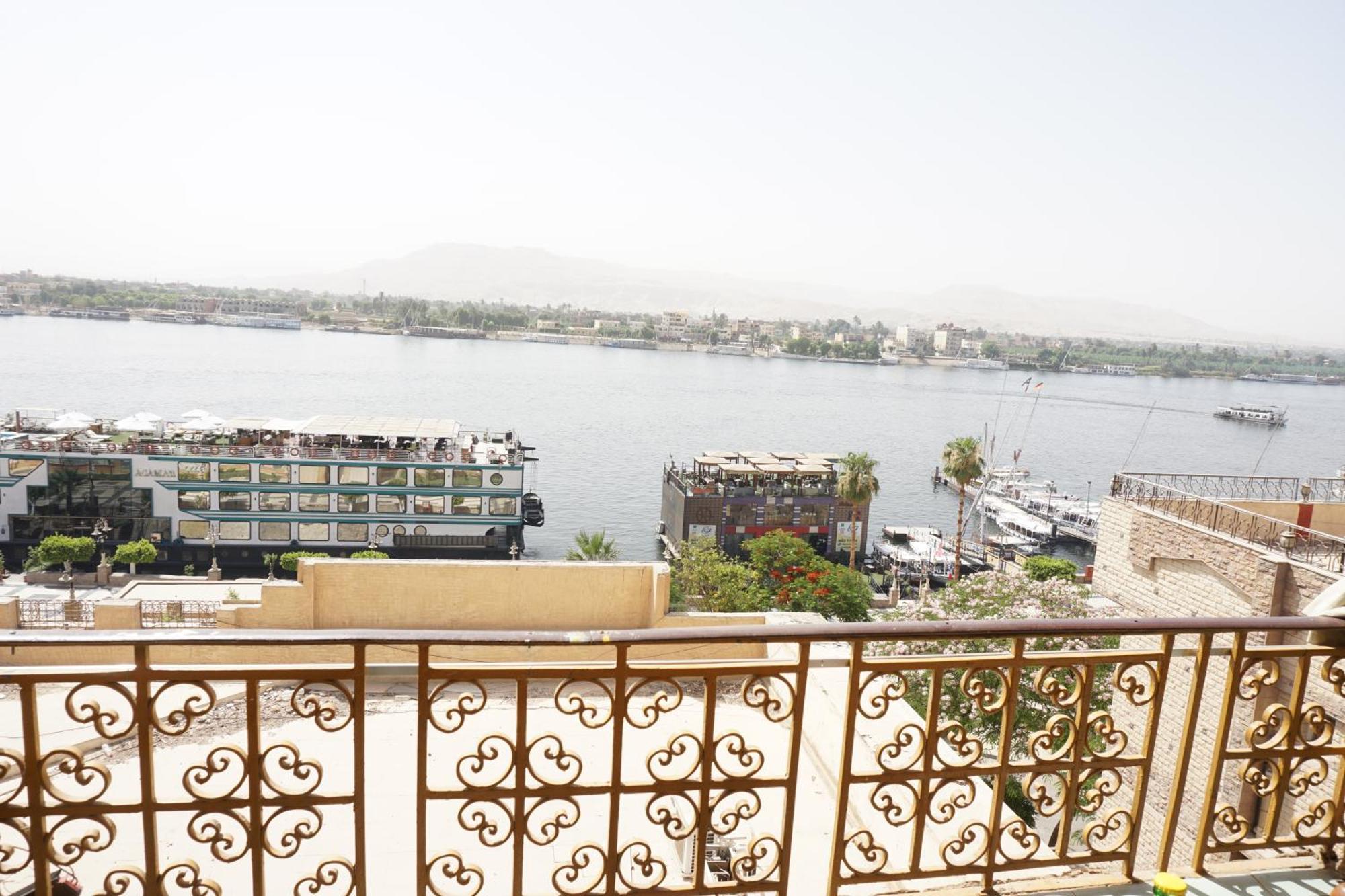 Merry Land & Roof Nile Restaurant Luksor