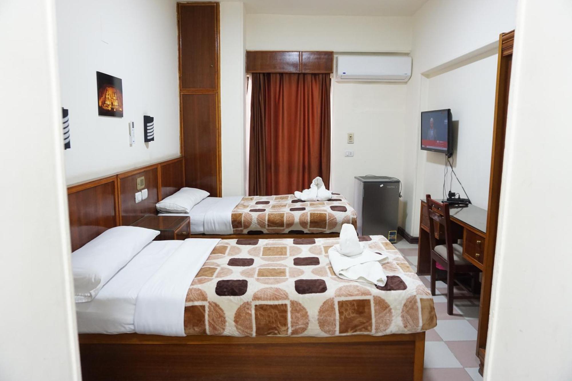 Merry Land & Roof Nile Restaurant 2*