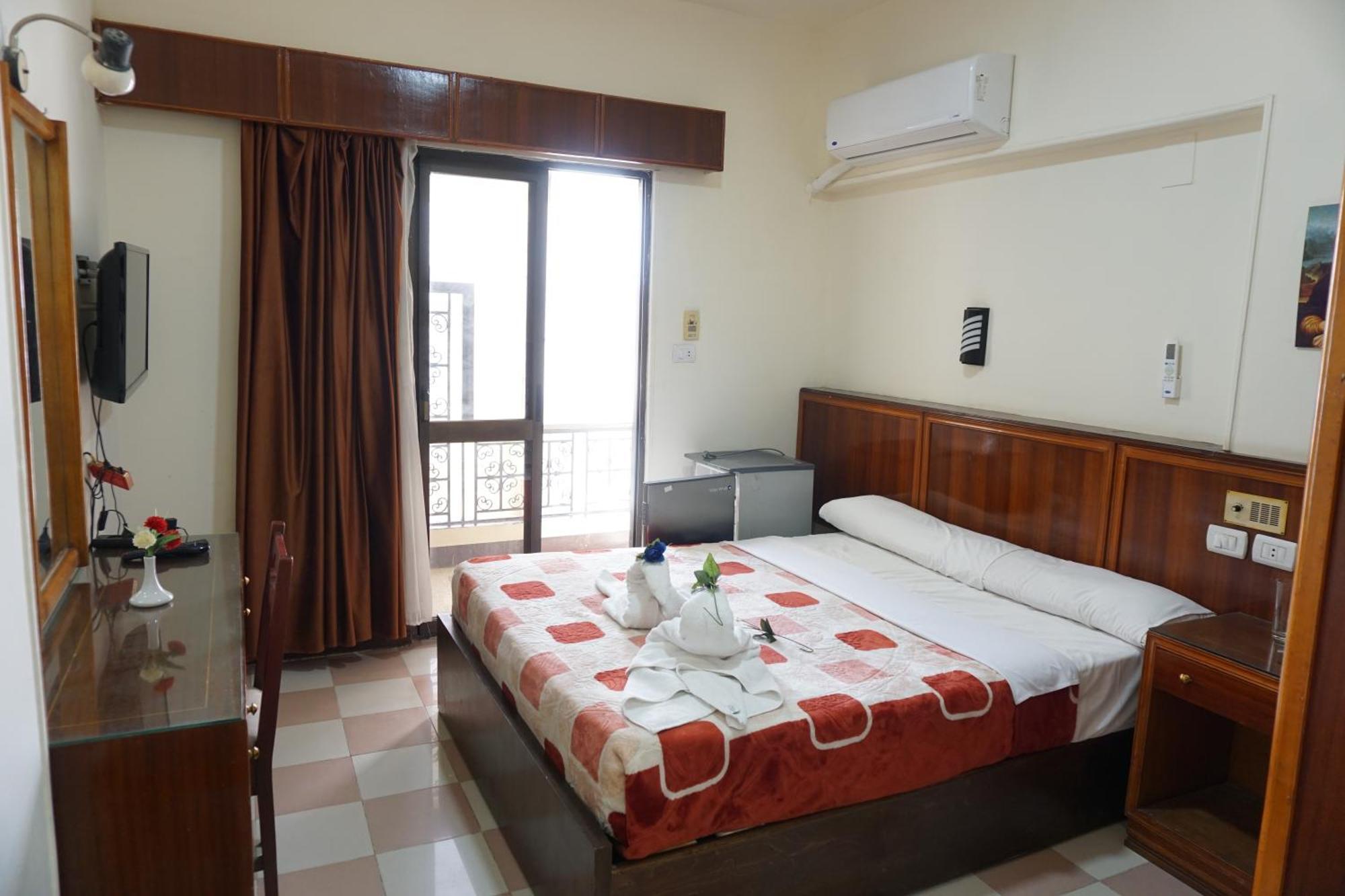 Merry Land & Roof Nile Restaurant 2*